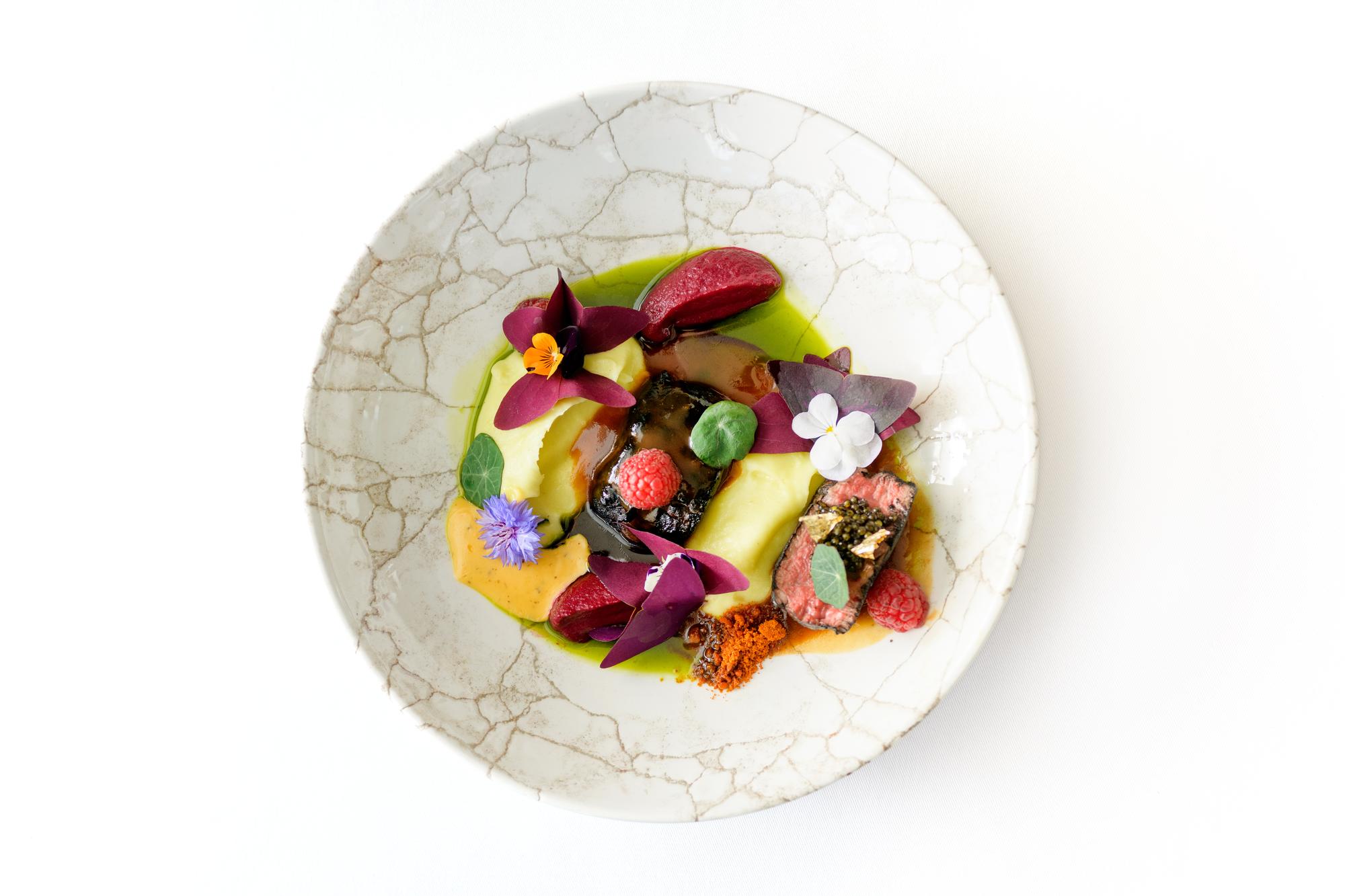 Großes Tellerfoto mit vegetarischem Gericht